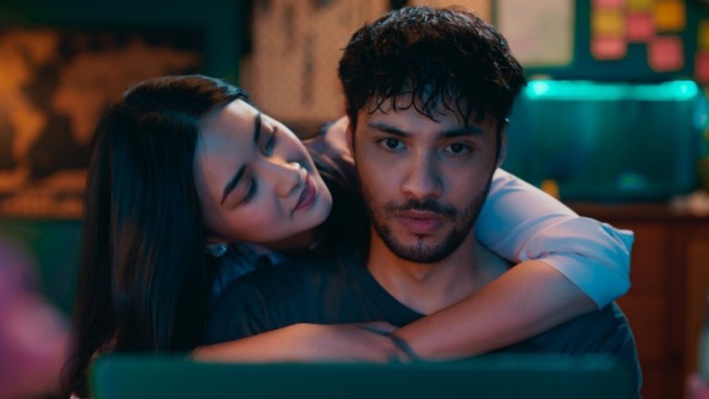 Cinta Tak Pernah Tepat Waktu movie backdrop