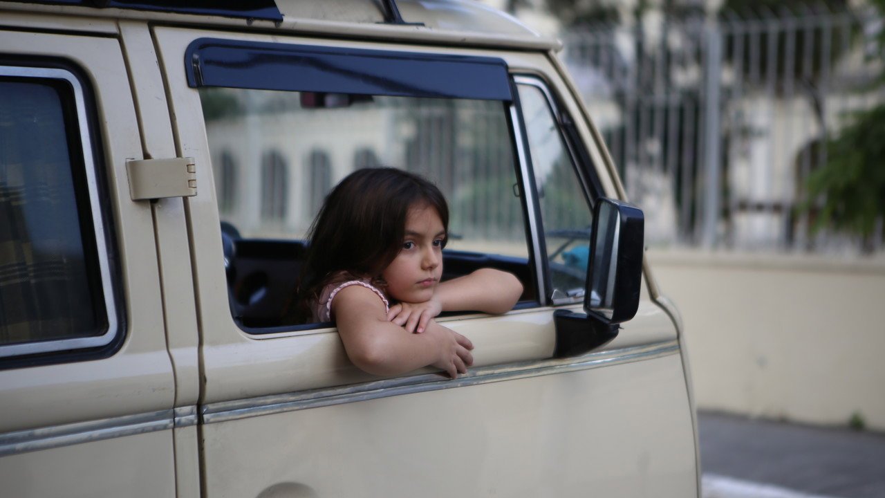 Eu, a Kombi e a Garotinha que Encontrei no Meio do Caminho (2026) movie scene