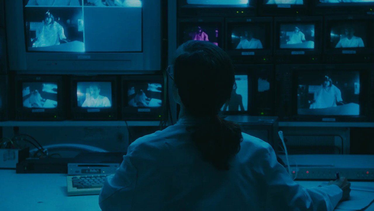 Das Institut für kurzfristige Wiederbelebung zur Aufklärung ungeklärter Erbschaftsangelegenheiten (2026) movie scene
